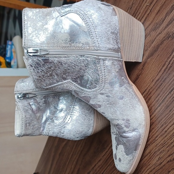 Dolce Vita Anthropologie Boots Volli Silver Multi printed Cow Hair real fur - Picture 5 of 9